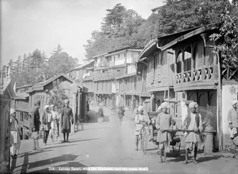Lakkar Bazaar, met de Hindustan en de Tibetweg, Simla, India, 20e eeuw