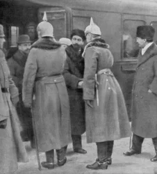 Leon Trotski arriveert voor vredesonderhandelingen met de Duitsers, Brest-Litovsk, 7 januari 1918