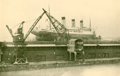 Het heffen van een majestueuze 56.551 ton in het drijvende dok in Southampton