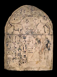 Kalkstenen stèle die de aanbidding van de goddelijke katten van Re en Atum afbeeldt, XIXe Dynastie ca. 1292-ca. 1190