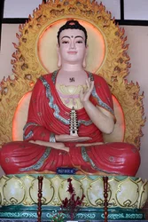 Medicijn Boeddha (Bhaisajyaguru) standbeeld. Dalat. Vietnam