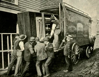 De camera op een bestelwagen laden voor verhuizing
