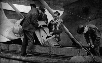 Bommen laden op een RAF-vliegtuig tijdens de Tweede Wereldoorlog, ca. 1940-1943