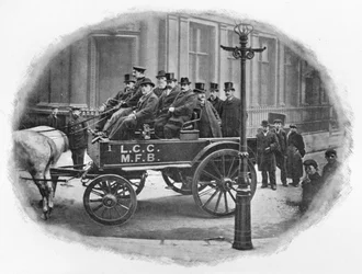 London County Council Brandweercommissie begint aan een inspectie, ca. 1903