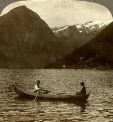 Uitzicht over Essefjord van Tjugum naar met ijs bedekte Kjeipen, Noorwegen, ca. 1905