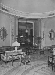 Kijkend vanuit de Oval Palm Room naar de Main Dining Room, Roosevelt Hotel, New York City