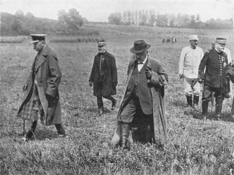 Bezoek van Lord Kitchener aan het front: Lord Kitchener, M. Millerand en Generaal Joffre vertrekken na