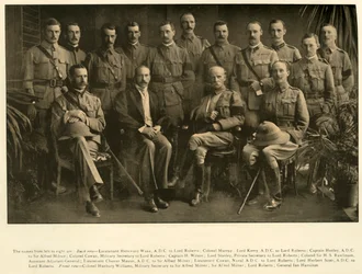 Lord Roberts en Sir Alfred Milner met hun persoonlijke staf