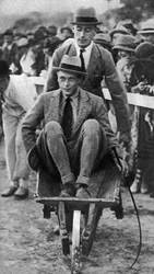 Louis Mountbatten duwt zijn neef, de Prins van Wales, bij een gymkhana in Malta