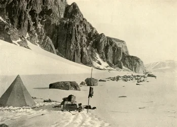 Lower Glacier Depot. De voorraden waren begraven in de sneeuw, ca. 1908, 1909