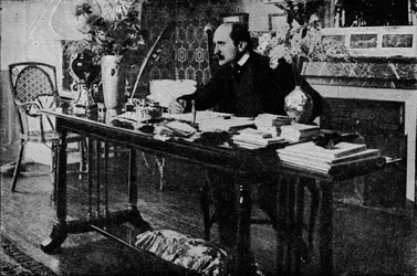 M. Rostand in zijn bibliotheek, c1902