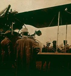Machinegeweer gemonteerd op een dubbeldekker, uitlaat naar boven, ca. 1914-1918