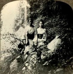 Meisjes van het Land van de Rijzende Zon, onder de Kogijoku-watervallen..., ca. 1900
