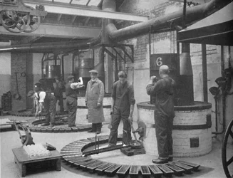 Fryotype-drukmetaal maken in de Londense gieterij, 1919