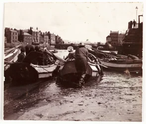 Man die een vissersboot te water laat, Whitby Haven, ca. 1901