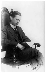 Man zittend in een stoel die een boek leest, 1918
