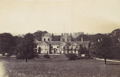 Herenhuis met twee torens gezien vanaf het terrein, 1860s