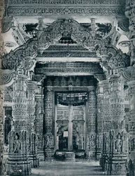Marmeren beeldhouwwerk bij een ingang van een Jain-tempel in Dilwara, Mount Abu, ca. 1100