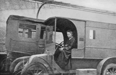 Marie Curie, in Polen geboren Franse natuurkundige, rijdt in een auto omgebouwd tot radiologische eenheid, 1914