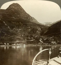 Marok en de gigantische hoogten erachter, Z.Z.O. van Geirangerfjord, Noorwegen, c1905