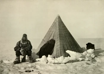 Marshall buiten een tent, op het kamp, circa 1908-1909
