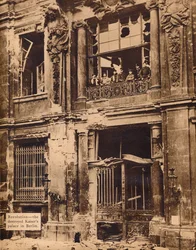 Leden van de Volksmarine Divisie op het balkon van het Stadsplein