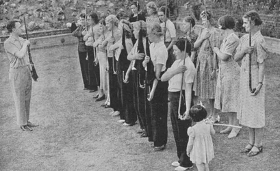 Leden van het Vrouwen Vrijwillige Verdedigingskorps worden getraind in geweeroefeningen, Tweede Wereldoorlog, 1940