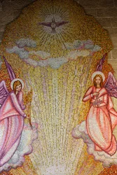 Mozaïek in Sacro Cuore di Gesu kerk: engelen en Heilige Geest, Gallipoli, Italië