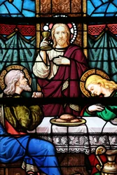 Kathedraal van Moulins. Glas-in-loodraam. Het Laatste Avondmaal is de laatste maaltijd die Jezus deelde met zijn apostelen in Jeruzalem, 20160603, Moulins, Europa