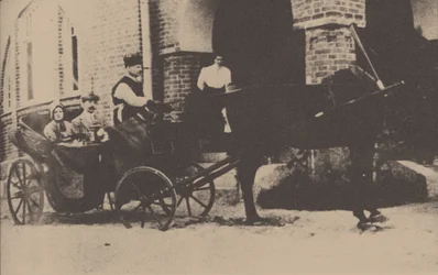 Moura Budberg met haar eerste echtgenoot von Benckendorf in een koets op hun Estse landgoed, 1912