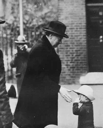 Mr. Churchill bij een kabinetsvergadering tijdens de Algemene Staking in 1926, 1926, 1945