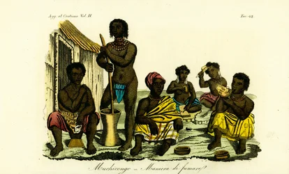Muchicongo mannen en vele vrouwen buiten een hut, Angola