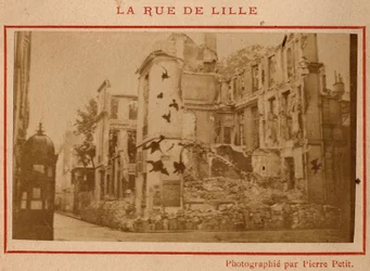 Gemeente van Parijs (1871): uitzicht op de verwoeste gebouwen in de rue de Lille in Parijs in mei 1871. Fotografie van Pierre Pepetit