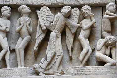 Nationaal Museum van Franse monumenten. Saint Lazare kathedraal, Autun. Westelijke gevel. Het Laatste Oordeel. Gipsafgietsel. Close-up, Parijs, Frankrijk