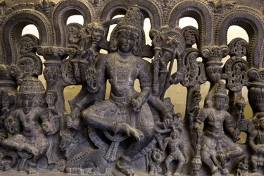 Nationaal museum van India, Delhi. Lintel met de drie-eenheid (Brahma, Vishnu en Shiva). Kakatiya