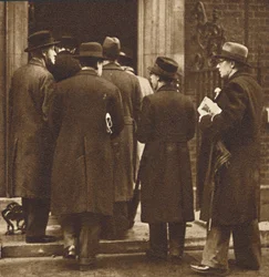 Krantenmannen bij nr. 10, dec 1936 1937