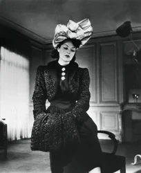 Nina Ricci outfit gedragen door het model Gabrielle, Frankrijk, januari 1943