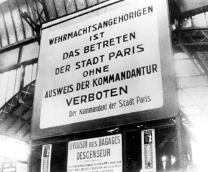 Mededeling in een treinstation in door Duitsland bezet Parijs, 17 juli 1940