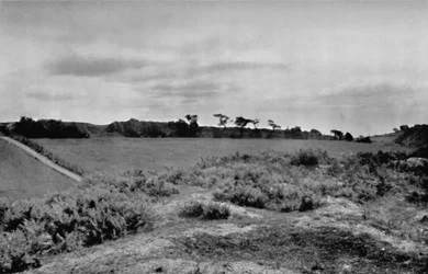 Offas Dyke over een heuveltop, in Denbighshire, Wales, 1935