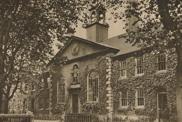 Oude armenhuizen in de Kingsland Road omgebouwd tot een meubelmuseum, ca. 1935