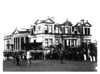 Old Tom Morris buiten het Old Course Clubhouse in St Andrews in Schotland, ca. 1900