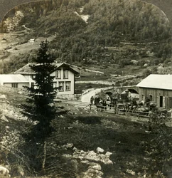 Op de schilderachtige Telemarkenweg - paarden wisselen bij Grundesbro skyds station, Noorwegen, ca. 1905