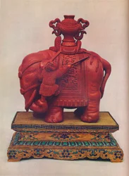 Een van een paar gesneden rode lakolifanten, Chinees, Qianlong-periode, ca. 1765