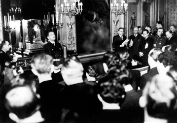 Otto Abetz, Duitse ambassadeur in Frankrijk, houdt een persconferentie, Parijs, 15 december 1940