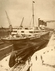 Revisie van een grote lijnboot in een droogdok in Liverpool, ca. 1930