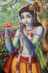 Schilderij die de hindoegod Krishna uitbeeldt terwijl hij buiten fluit speelt, India