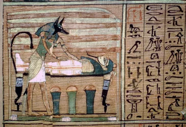 Papyrus van Anubis die een mummie voorbereidt