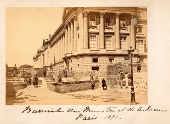 Parijse Commune (1871): uitzicht op de barricade van Place de la Concorde voor het Ministerie van Marine (Hotel de la Marine of ook Hotel du Garde Meuble) in Parijs. Anonieme fotografie