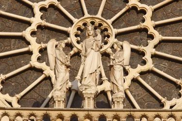 Notre Dame kathedraal westvleugel: Maagd en kind en engelen, Parijs, Frankrijk
