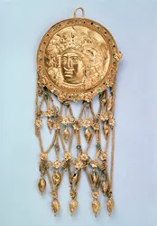 Hanger met hoofd van Athena Parthenos, begin 4e eeuw v.Chr.